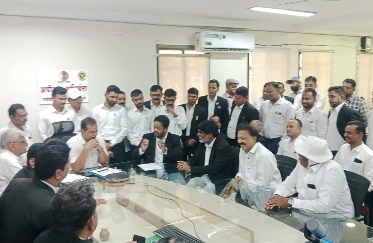 धुळे जिल्हा वकील संघाचा बांधकाम विभागाला घेराव यशस्वी; लिफ्ट दुरुस्ती व नवीन लिफ्ट बसविण्याचे आश्वासन