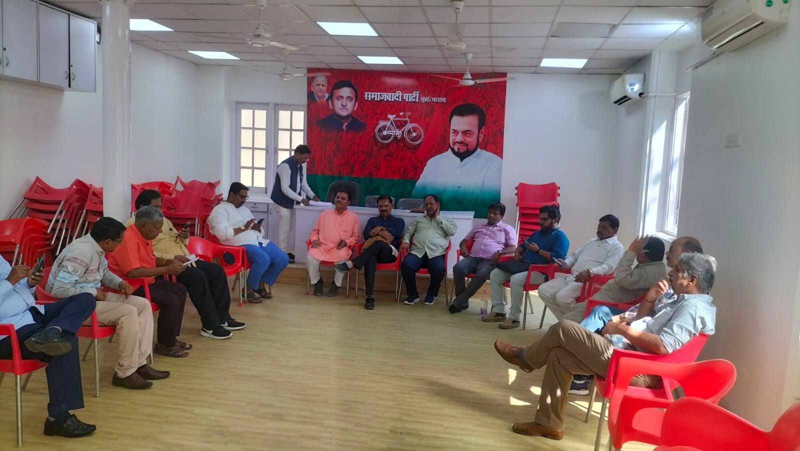 डॉ. बाबासाहेब आंबेडकर आंतरराष्ट्रीय स्मारकाबाबत सरकार उदासीन असतानाही स्मारक समिती गप्प का?