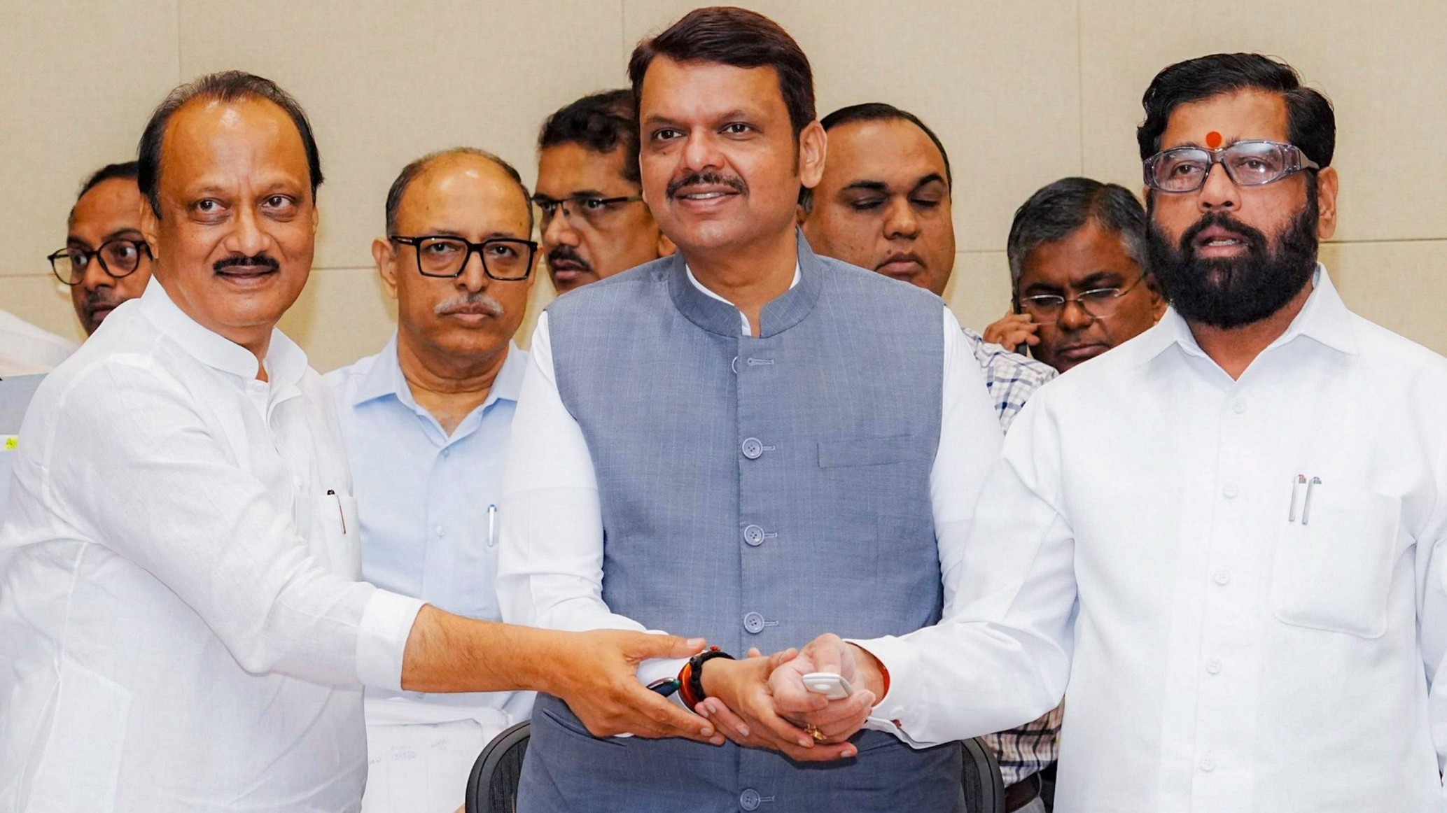 फडणवीस सरकार संविधानानुसार नव्हेतर हिंदूत्वाच्या इशाऱ्यावर चालते.,समाजवादी व डाव्या पक्षांचा आरोप