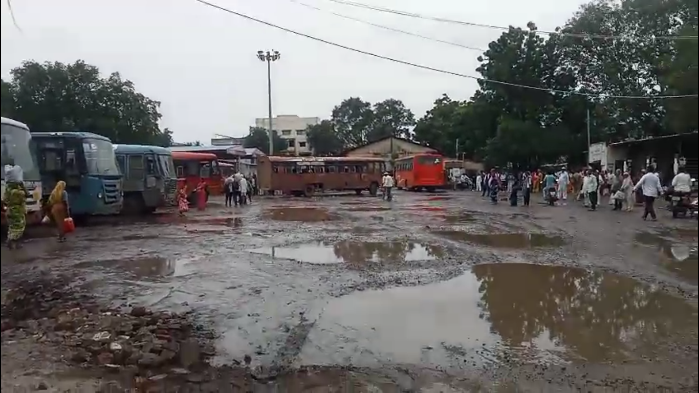 शहादा बसस्थानकातील खड्डे आणि चिखल — निधी मंजूर असूनही कामाला विलंब!?