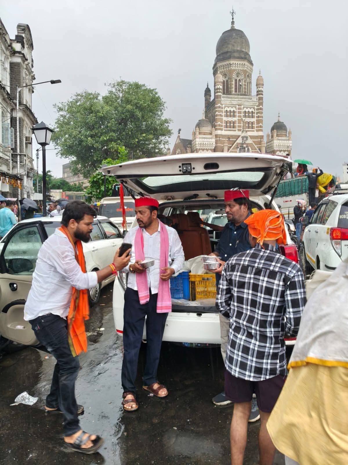 मराठा आंदोलकांची कोंडी करण्यासाठी उपाहारगृहे, स्वच्छतागृह बंद ठेवण्याचा फडणवीस सरकारचा अघोषित आदेश म्हणजे अमानवीयतेचा कळस!