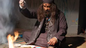 चमत्कार के फेर में लुटा रहे लोग