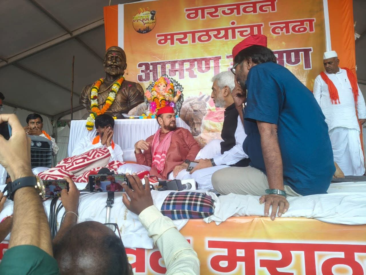 मराठा आंदोलकांची कोंडी करणाऱ्या पंत फडणवीस सरकारचीच आंदोलकांनी कोंडी केली……!