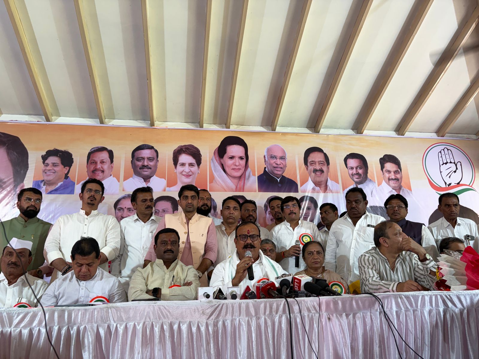 नुकसानग्रस्त महाराष्ट्रासाठी पंतप्रधान मोदींनी विशेष पॅकेज द्यावे, फडणविसांनी जाहीर केलेले पॅकेज फसवे: हर्षवर्धन सपकाळ