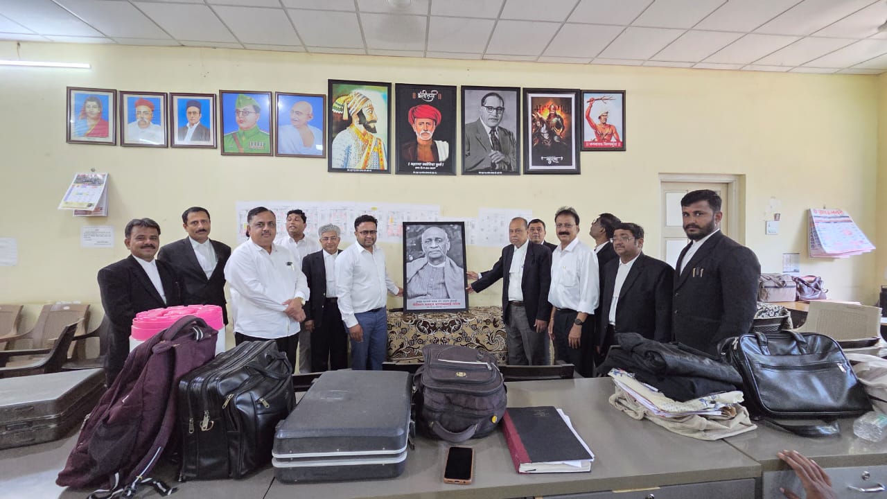 लोहपुरुष सरदार वल्लभभाई पटेल यांच्या जयंतीनिमित्त वकील संघात कार्यक्रम
