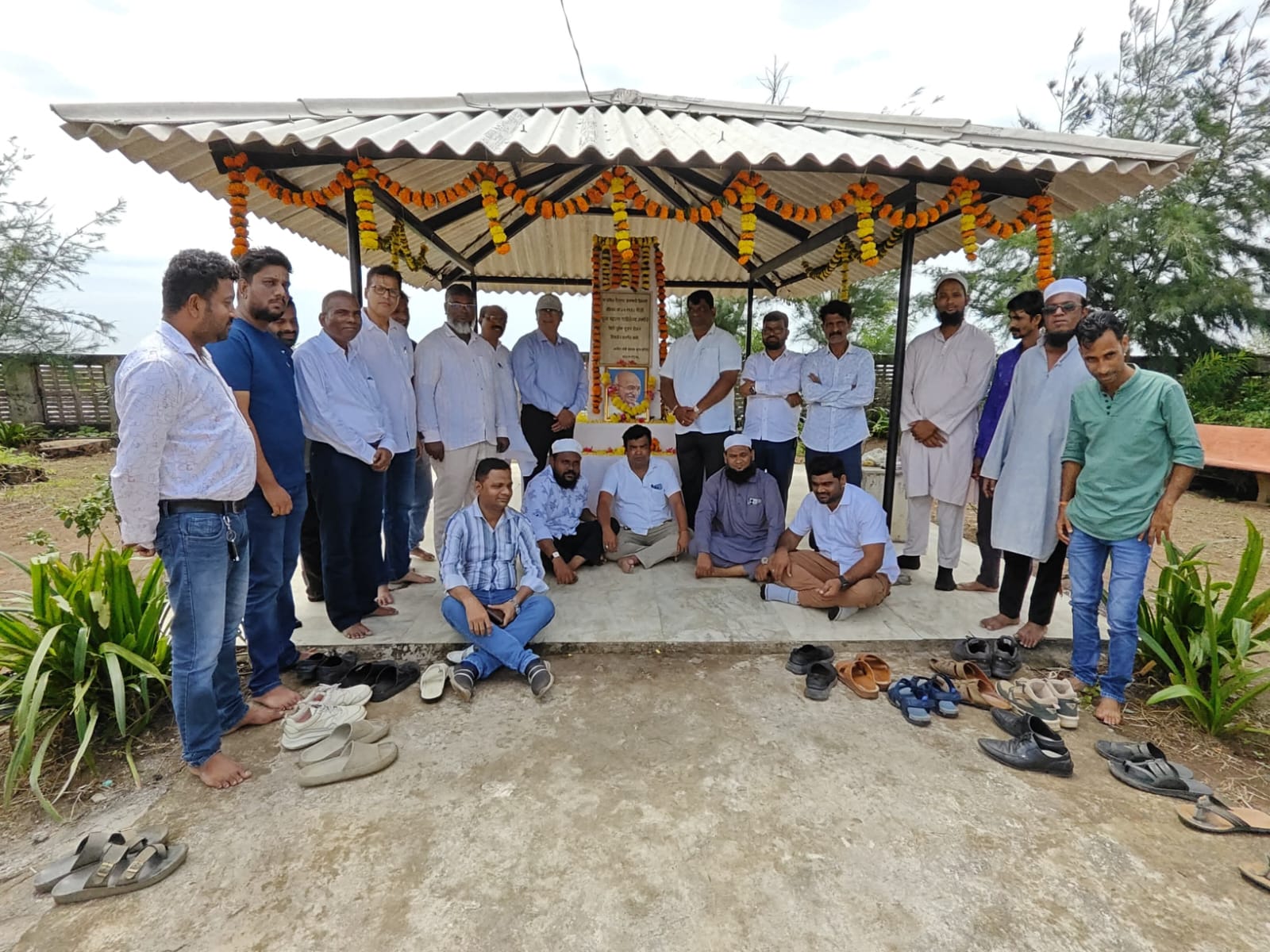 अर्नाळ्याच्या गांधी स्मारकाला काँग्रेस कडून अभिवादन