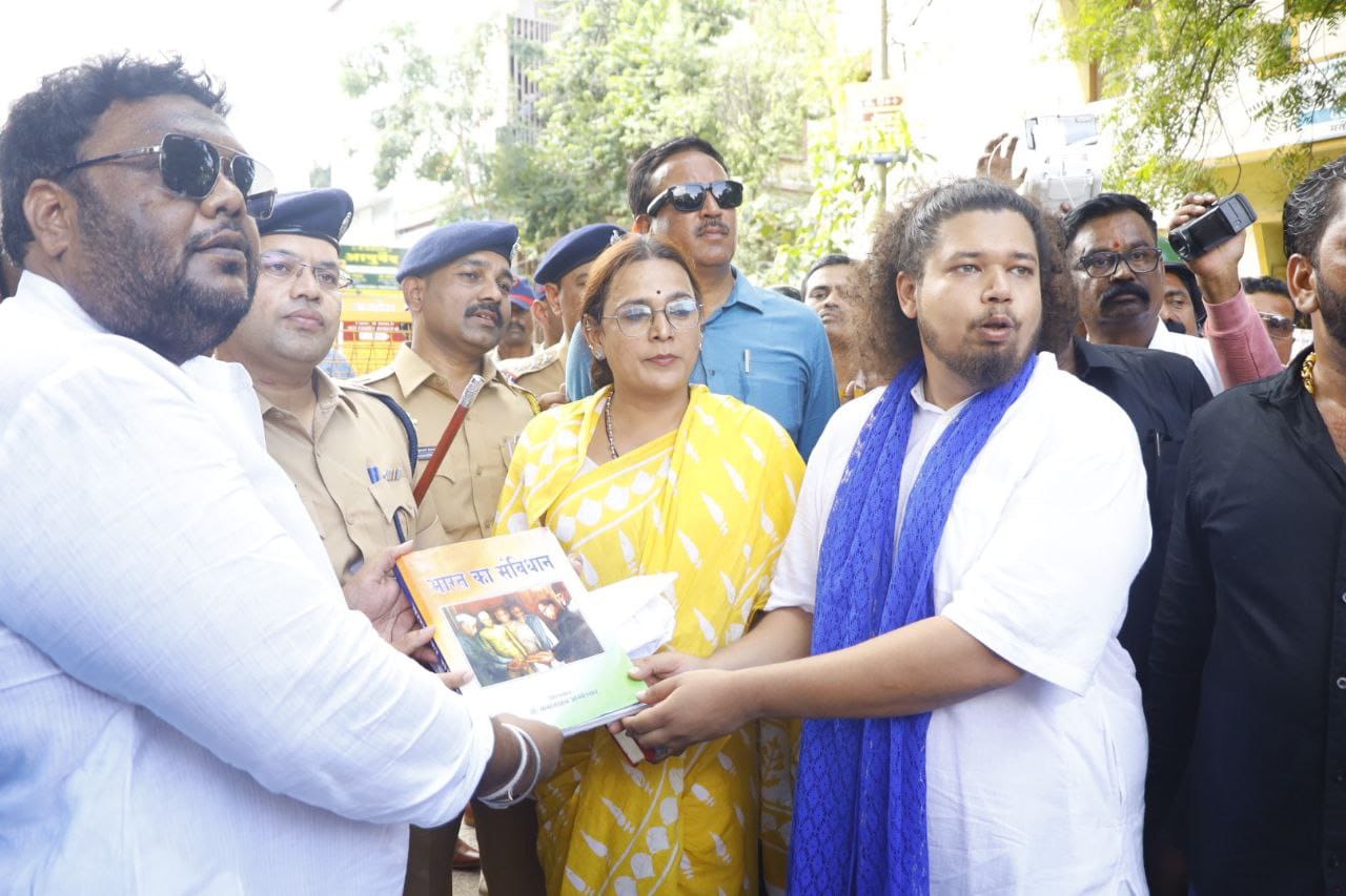 RSS ने भारत का संविधान, तिरंगा और महाराष्ट्र पब्लिक ट्रस्ट एक्ट की प्रति लेने से इंकार कर दिया।