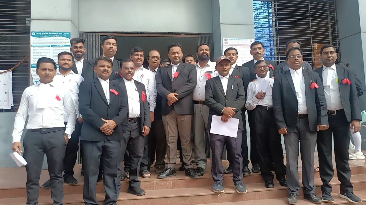 धुळे जिल्हा न्यायालयात वकिलांचे लाल फीत लावून कोर्ट कामकाज