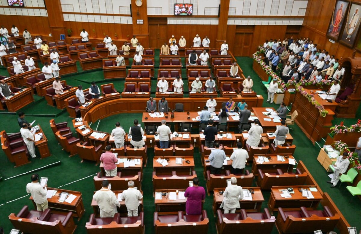 कर्नाटक विधानसभेने खाजगी वैद्यकीय आस्थापना (सुधारणा) विधेयक मंजूर केले.