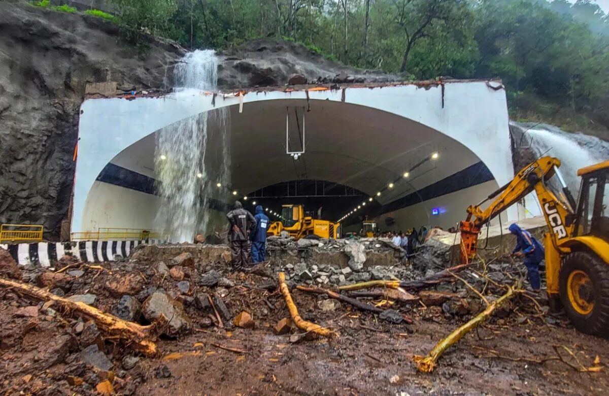 काँग्रेसने केलेला विकास अतिवृष्टीत साक्ष देत उभा, तर भाजपने केलेला विकास कोसळतोय , खड्ड्यांमध्ये दम तोडतोय ….!