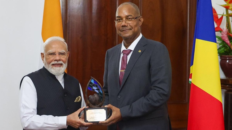 शेल्स देशाचा नागरी सन्मान सहा ॲम्ब्युलेन्सच्या बदल्यात मिळाला , तर इंडोनेशियाचा पुरस्कार कशाच्या बदल्यात मिळाला …..?