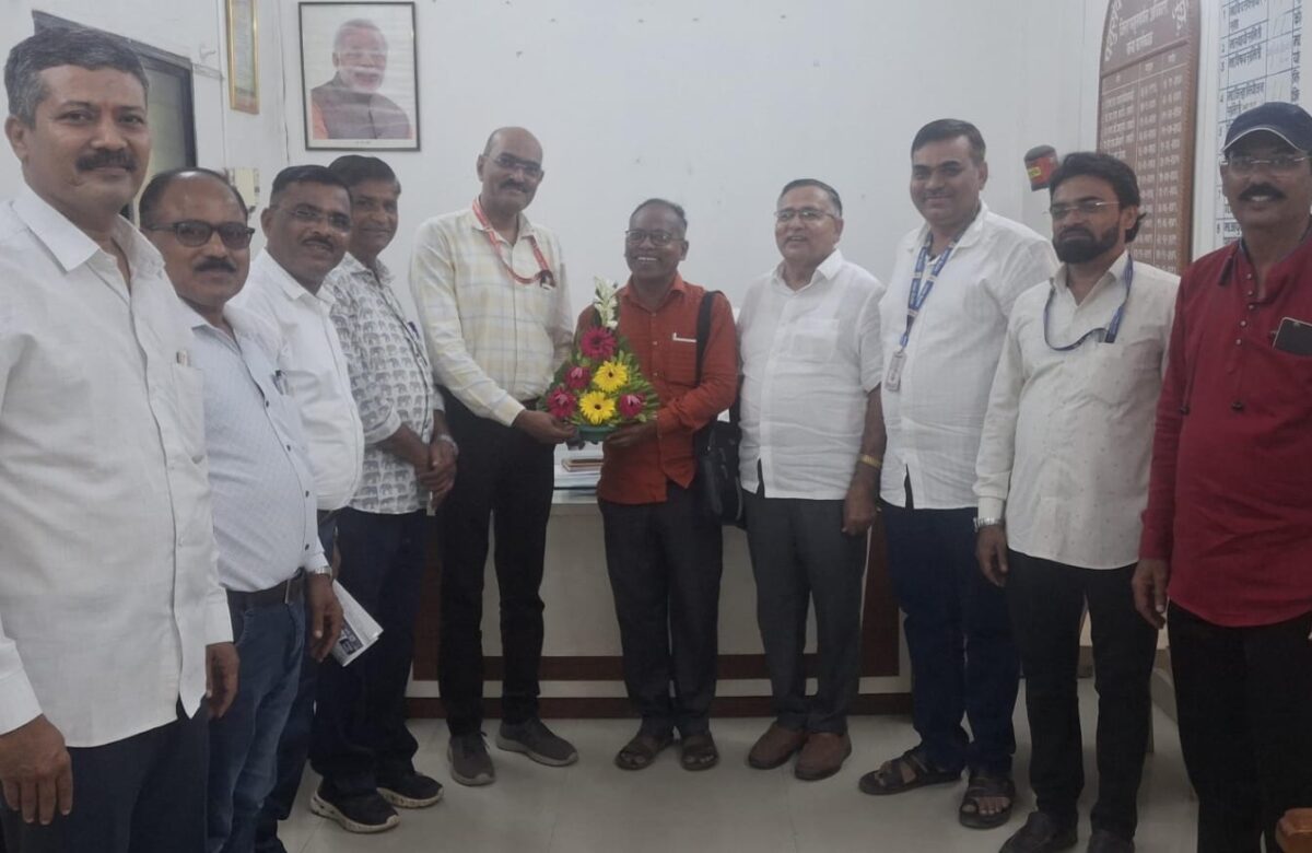 कवी डॉ दिलीप लोखंडे कबिराकार यांना सेवापूर्ती निमित्त निरोप
