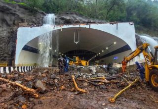 काँग्रेसने केलेला विकास अतिवृष्टीत साक्ष देत उभा, तर भाजपने केलेला विकास कोसळतोय , खड्ड्यांमध्ये दम तोडतोय ….!